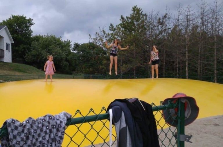 trampoline géante pins gris